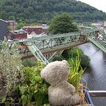 https://www.flickr.com/photos/j-cornelius/ Teddy wartet auf Schwebebahn, cc-by-sa 2.0, via Flickr